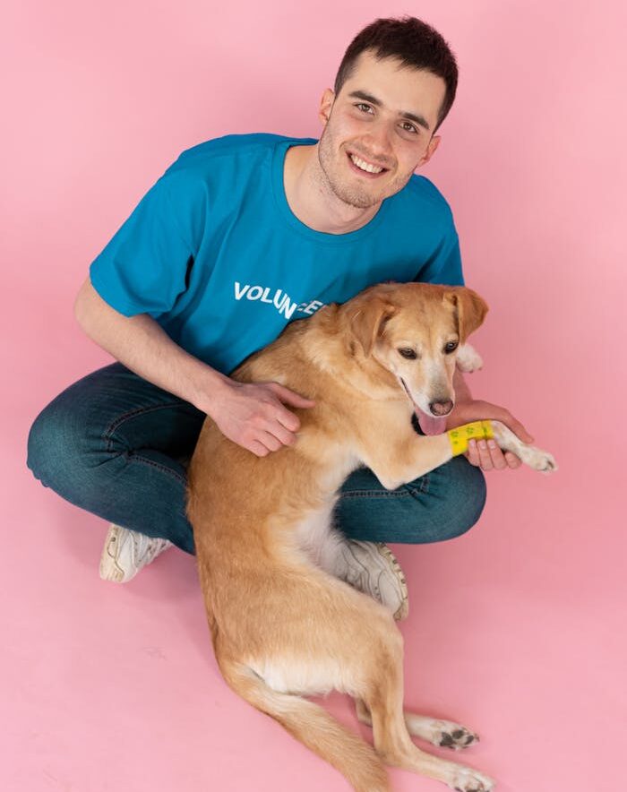 Ons hart gaat uit naar alle dieren in nood. Of het nu gaat om tijdelijke opvang, het organiseren van herplaatsing, of het verlenen van medische zorg. Wij staan klaar om hen een “helpende Hand” te bieden!